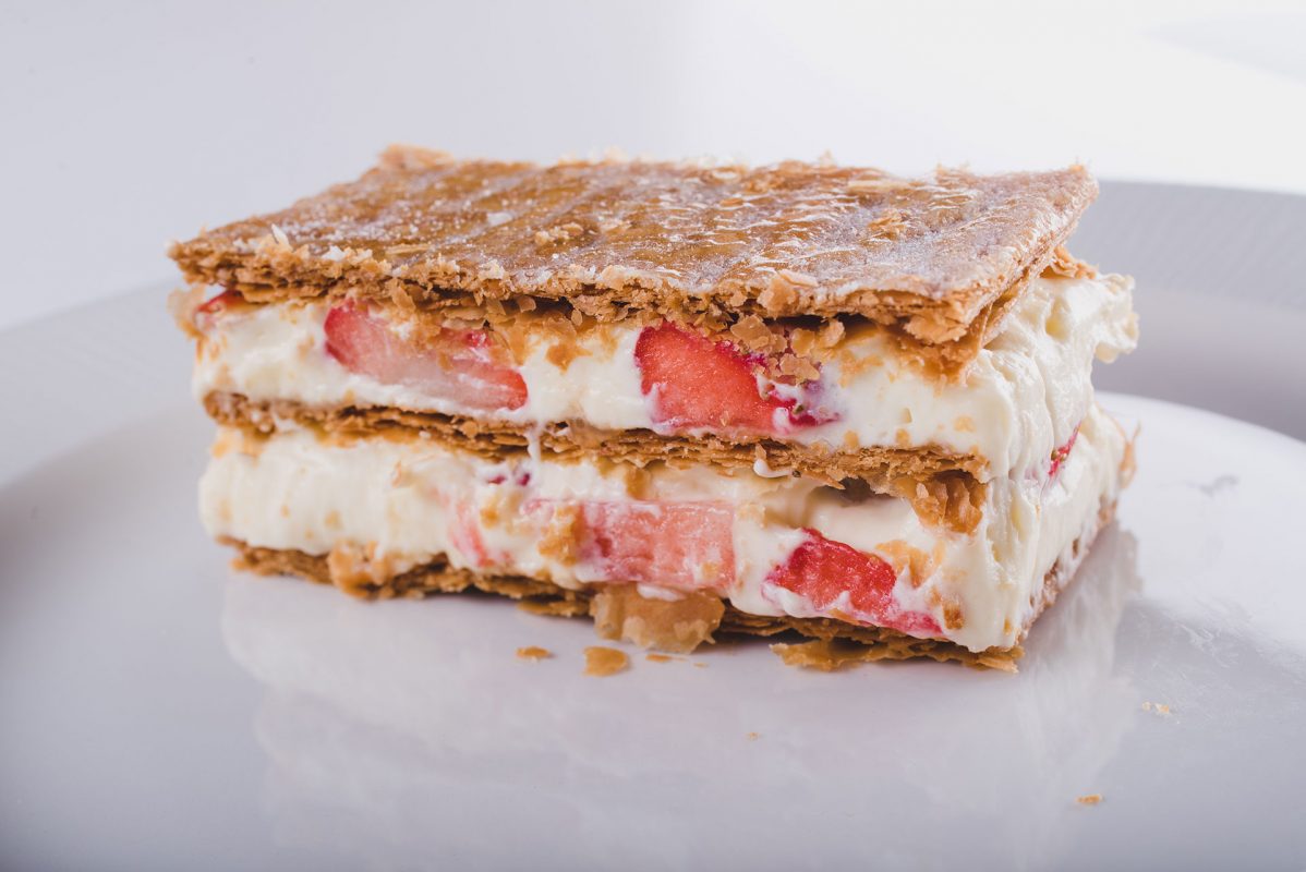 Millefeuille z jagodami na belem krožniku