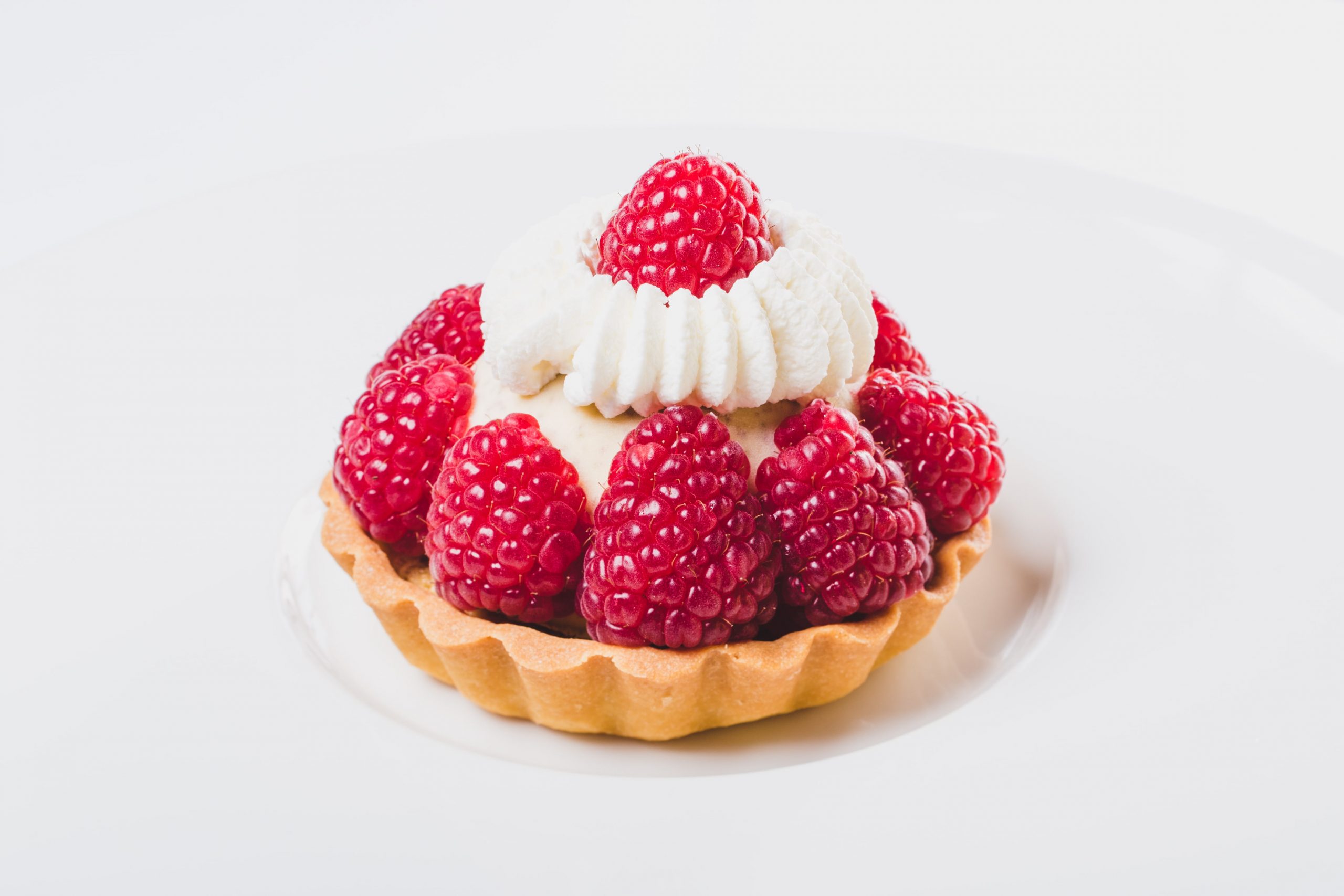 Pita Creme brulee z vanilijo in malinami, okrašena z malinami