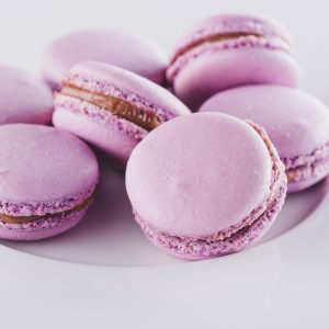 Makroni sivka vijolične barve na belem krožniku