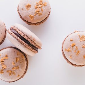 Makron čokolada polnjen s čokoladnim ganachom